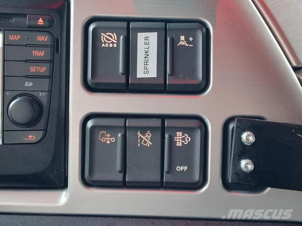 DAF XF 440 SuperSpaceCab 6x2*4 - 2 deck Closed Livesto Автотранспорт для перевезення тварин