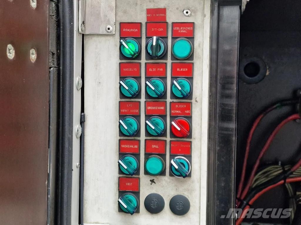 DAF XF 440 SuperSpaceCab 6x2*4 - 2 deck Closed Livesto Автотранспорт для перевезення тварин