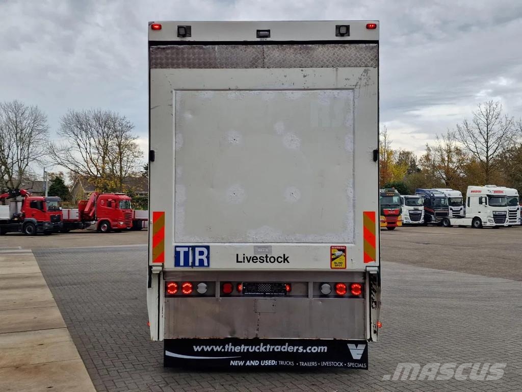 DAF XF 440 SuperSpaceCab 6x2*4 - 2 deck Closed Livesto Автотранспорт для перевезення тварин