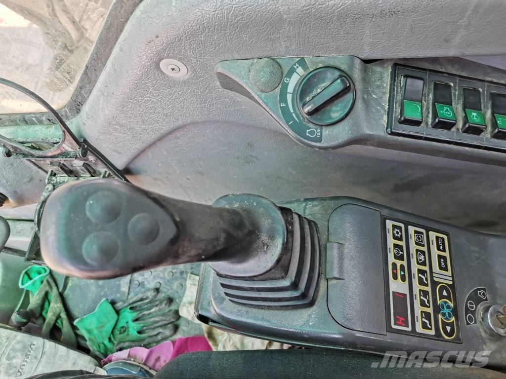 Volvo 700 B Bageri guseničari