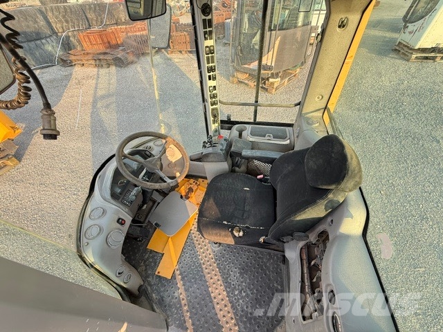 Volvo L 220 F USED CAB キャビン及び内装
