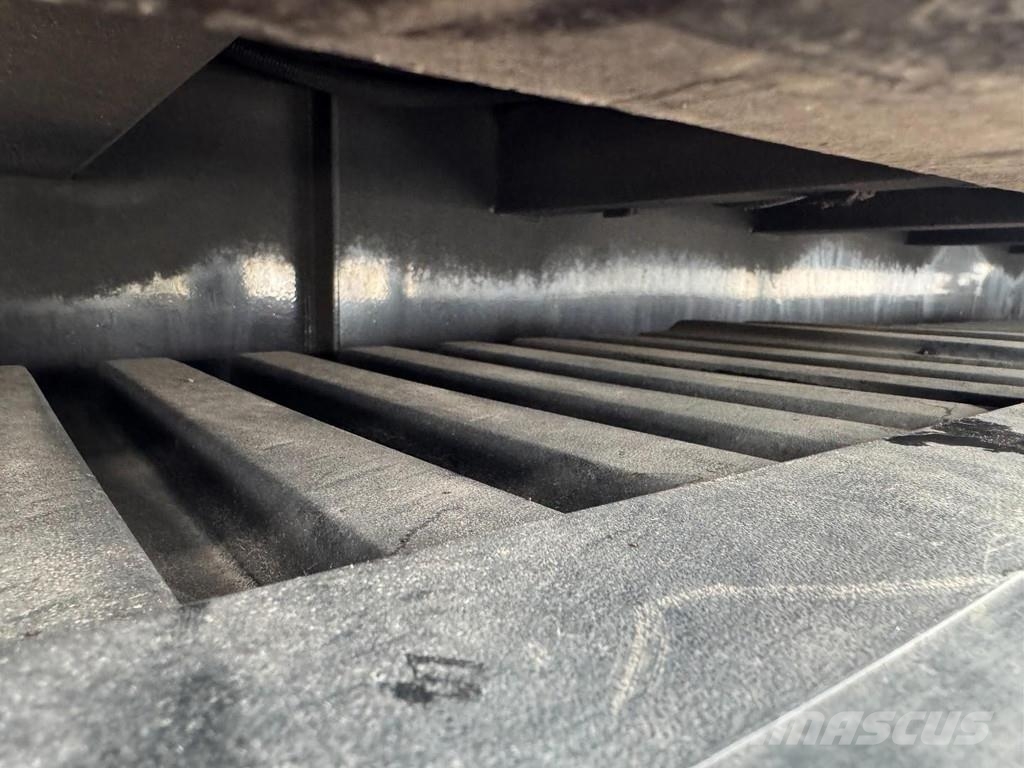 Meusburger Tieflader/Mega ( 1363 x 300 x 347 ) BPW LIFT نصف مقطورات بباب جانبي