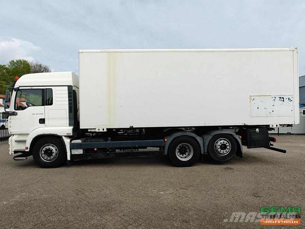 MAN TGA 26.440 6x2 Sleeper Cab Euro3 - Enclosed Box / Kabeļu pacēlājs nomontējamām kravas mašīnām
