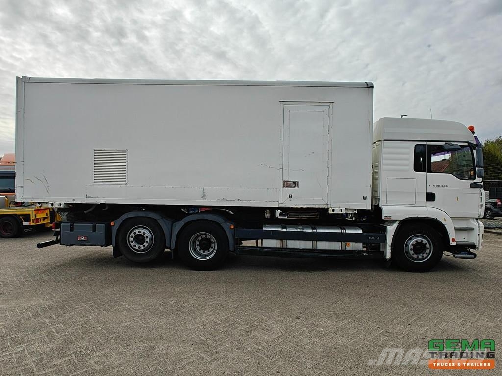 MAN TGA 26.440 6x2 Sleeper Cab Euro3 - Enclosed Box / Kabeļu pacēlājs nomontējamām kravas mašīnām