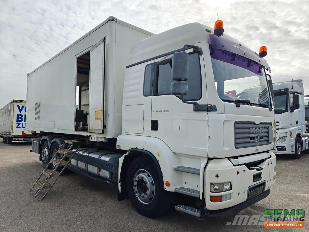 MAN TGA 26.440 6x2 Sleeper Cab Euro3 - Enclosed Box / Kabeļu pacēlājs nomontējamām kravas mašīnām