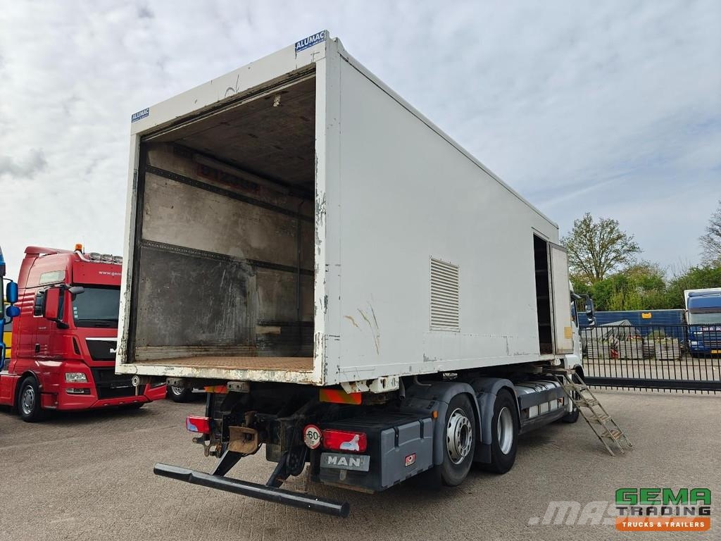 MAN TGA 26.440 6x2 Sleeper Cab Euro3 - Enclosed Box / Kabeļu pacēlājs nomontējamām kravas mašīnām