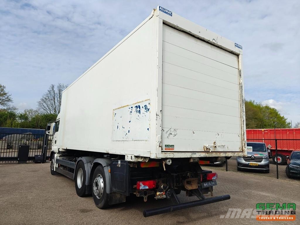 MAN TGA 26.440 6x2 Sleeper Cab Euro3 - Enclosed Box / Kabeļu pacēlājs nomontējamām kravas mašīnām