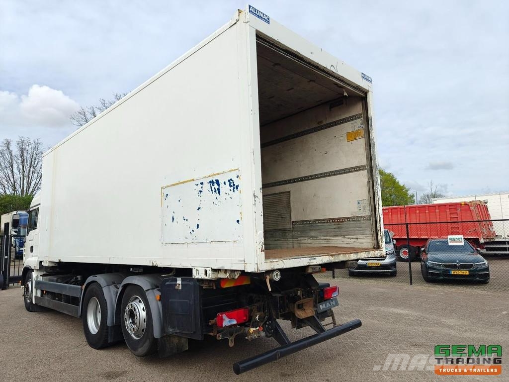 MAN TGA 26.440 6x2 Sleeper Cab Euro3 - Enclosed Box / Kabeļu pacēlājs nomontējamām kravas mašīnām