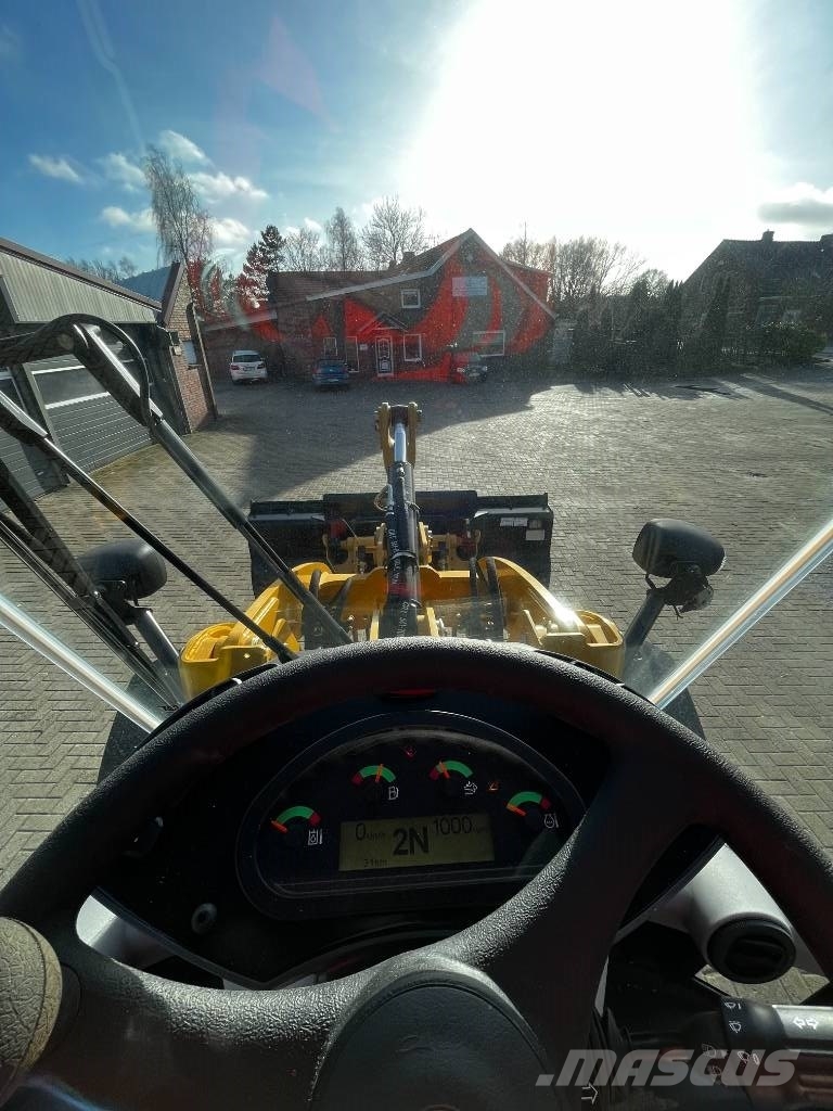 CAT 910 Kolesni nakladalci