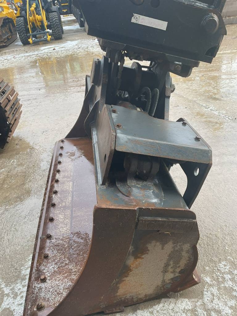Komatsu PC 210 LCi-11 حفارات زحافة