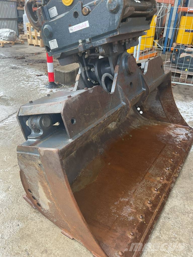 Komatsu PC 210 LCi-11 حفارات زحافة