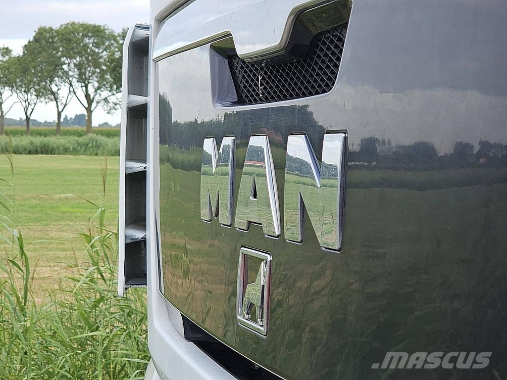 MAN 26.440 TGX 6X2 TAILLIFT Camiones caja cerrada