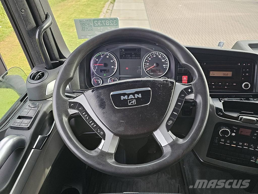 MAN 26.440 TGX 6X2 TAILLIFT Camiones caja cerrada