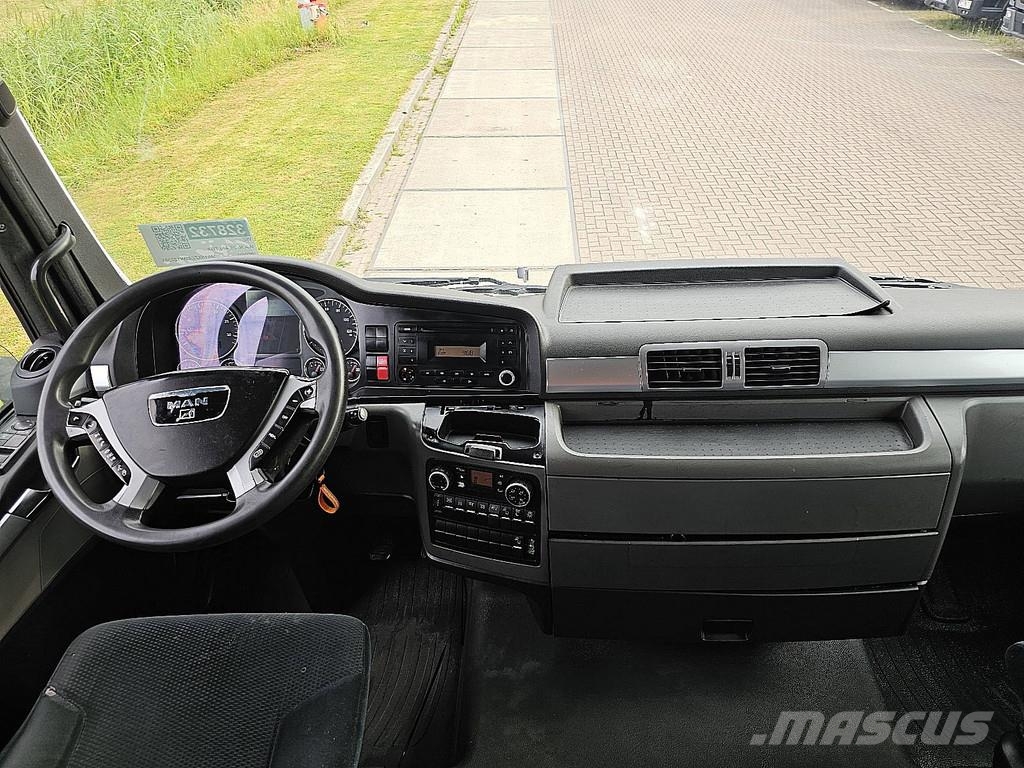 MAN 26.440 TGX 6X2 TAILLIFT Camiones caja cerrada