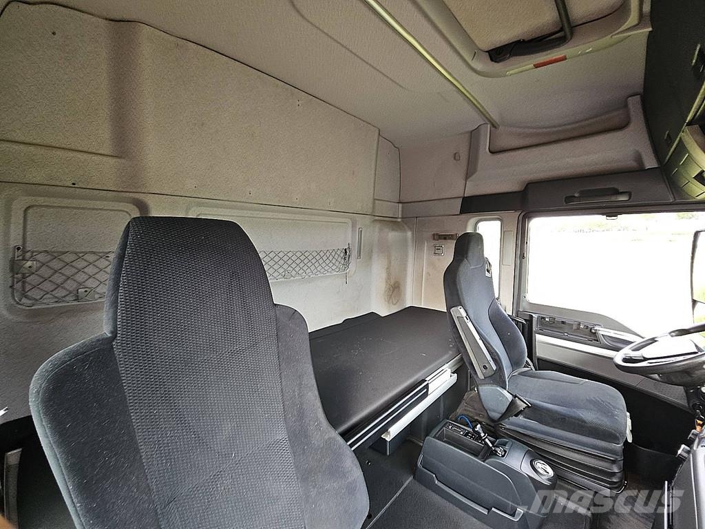 MAN 26.440 TGX 6X2 TAILLIFT Camiones caja cerrada