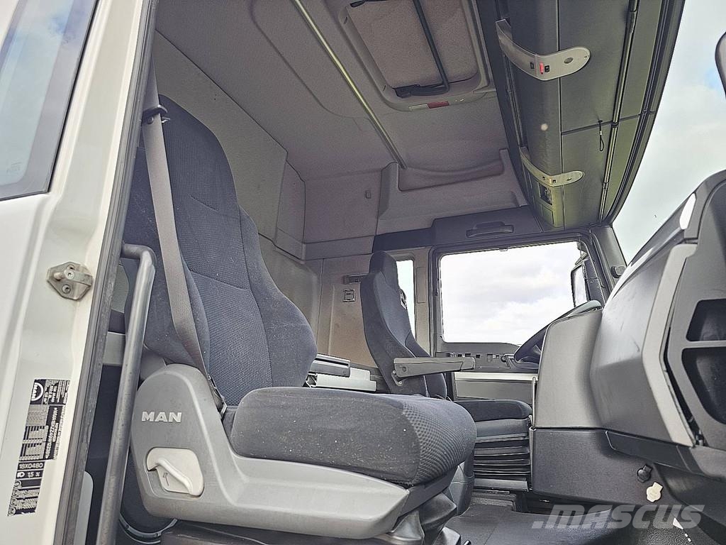 MAN 26.440 TGX 6X2 TAILLIFT Camiones caja cerrada