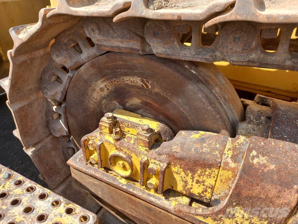 Komatsu D155A-6R (4pcs available for sale in Abu Dhabi) Bulldozer på larvebånd