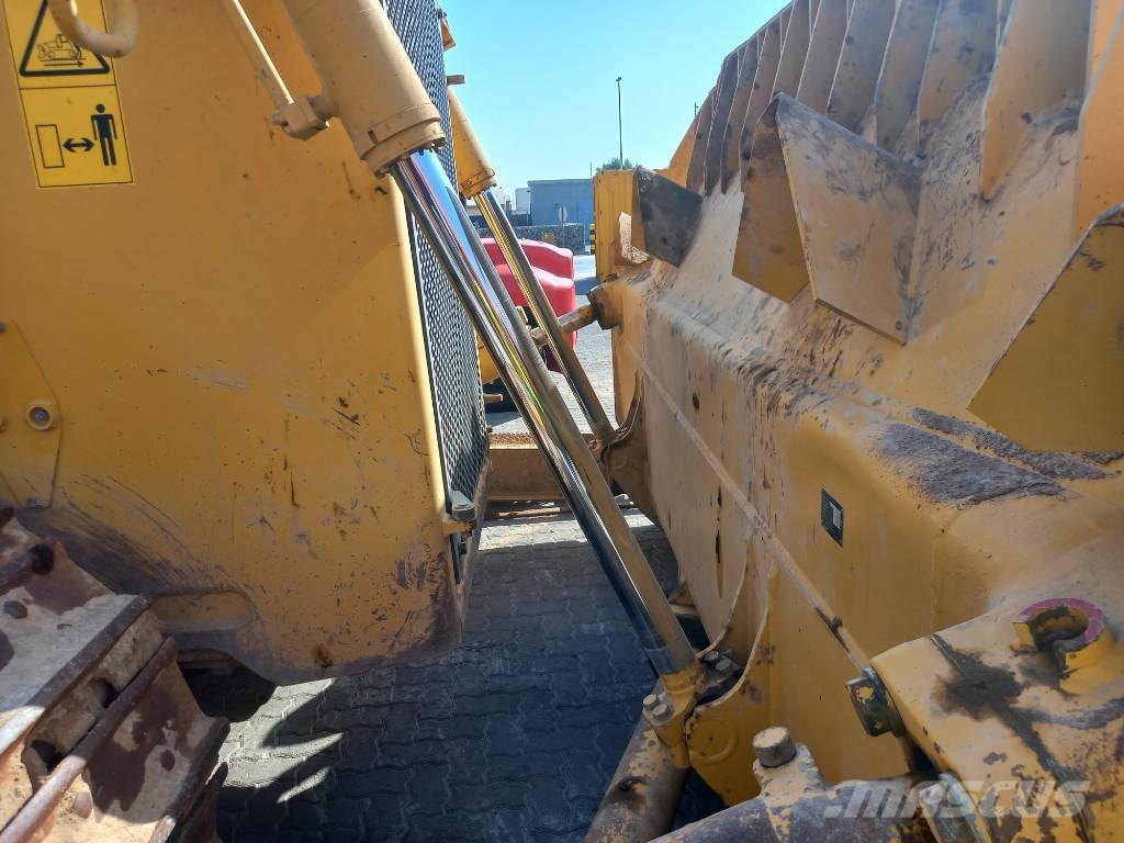 Komatsu D155A-6R (4pcs available for sale in Abu Dhabi) Bulldozer på larvebånd
