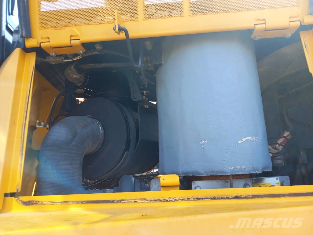 Komatsu D155A-6R (4pcs available for sale in Abu Dhabi) Bulldozer på larvebånd