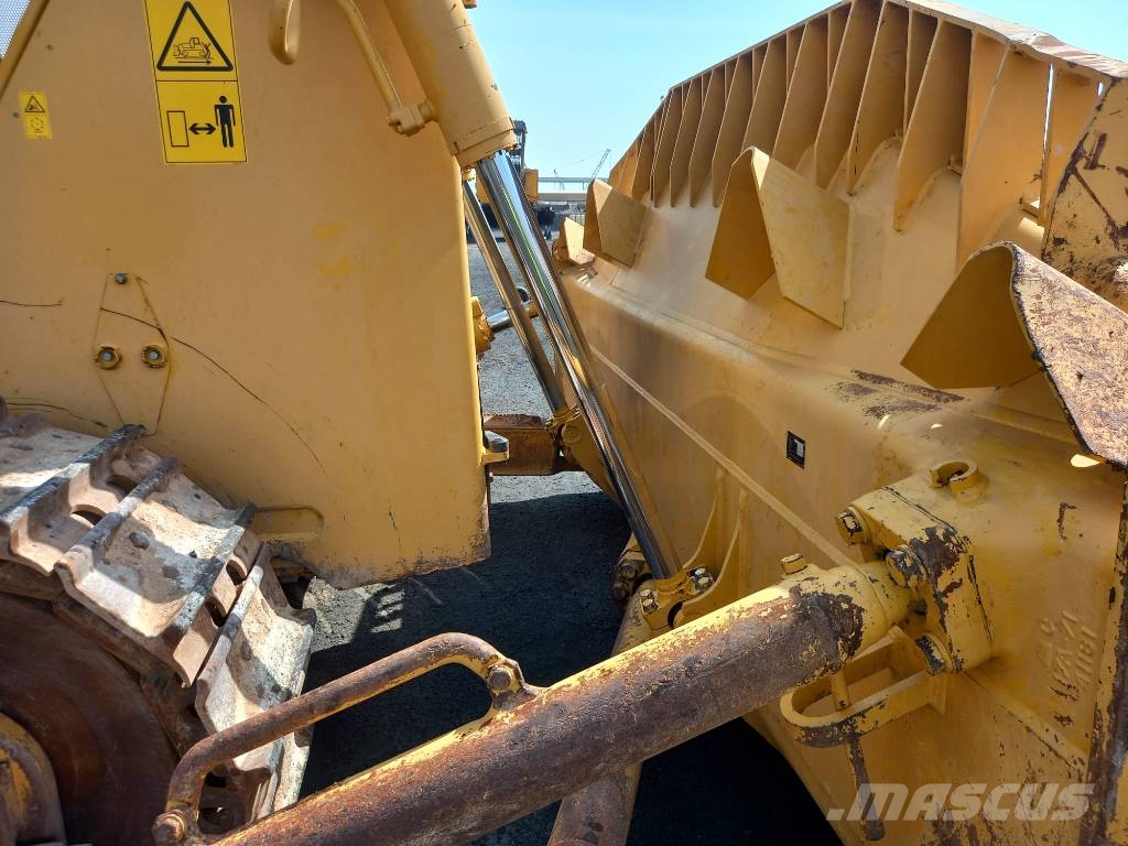 Komatsu D155A-6R (4pcs available for sale in Abu Dhabi) Bulldozer på larvebånd