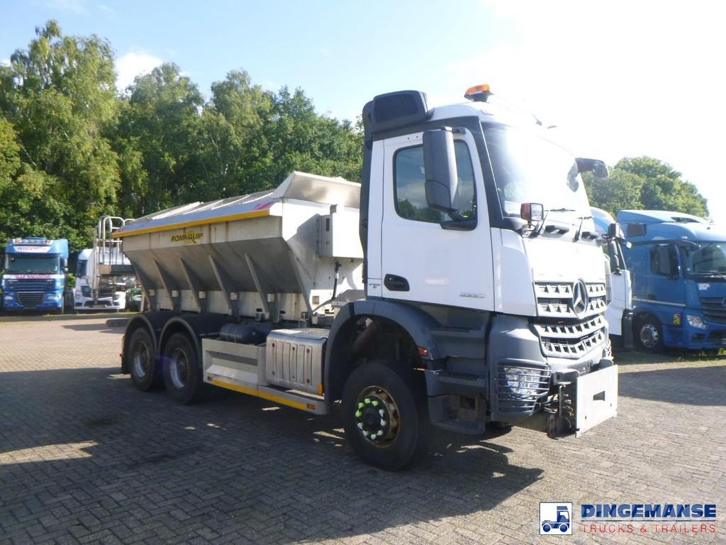 MB Trac Arocs 3333 6x6 RHD Romaquip gritter Sand- och saltspridare