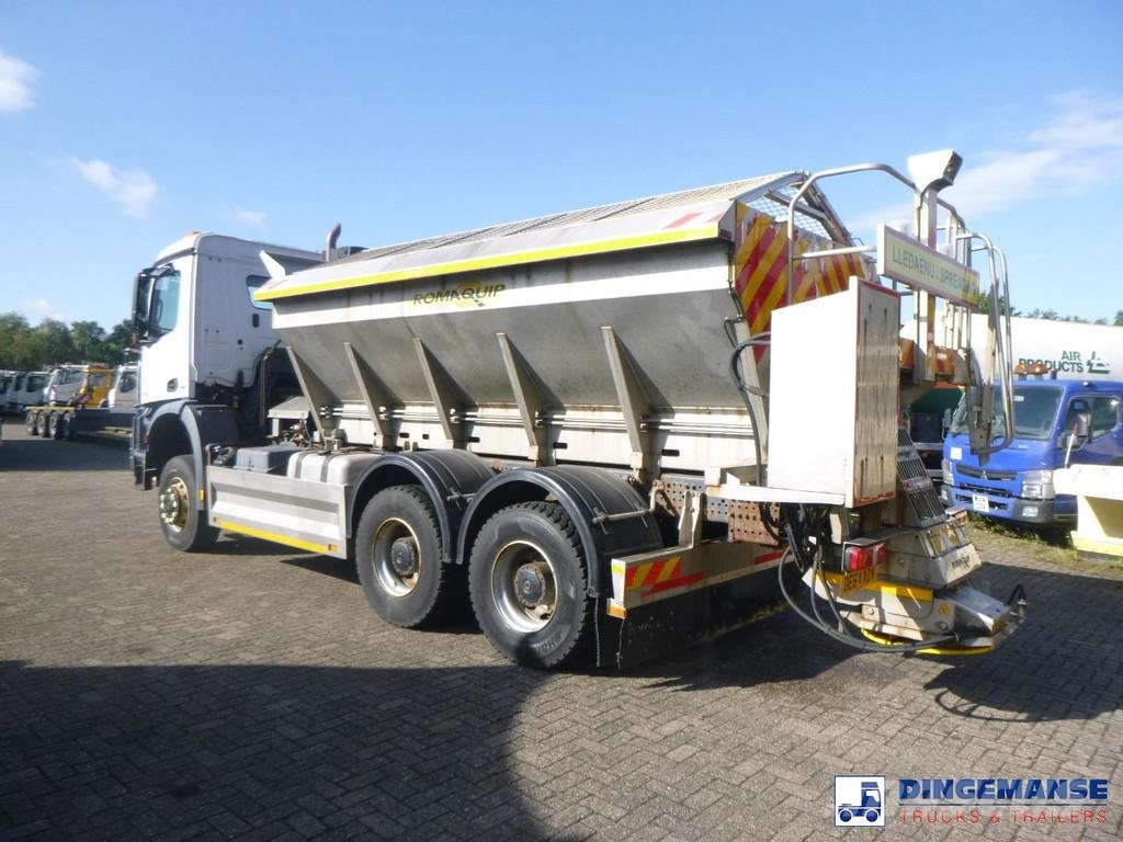 MB Trac Arocs 3333 6x6 RHD Romaquip gritter Sand- och saltspridare