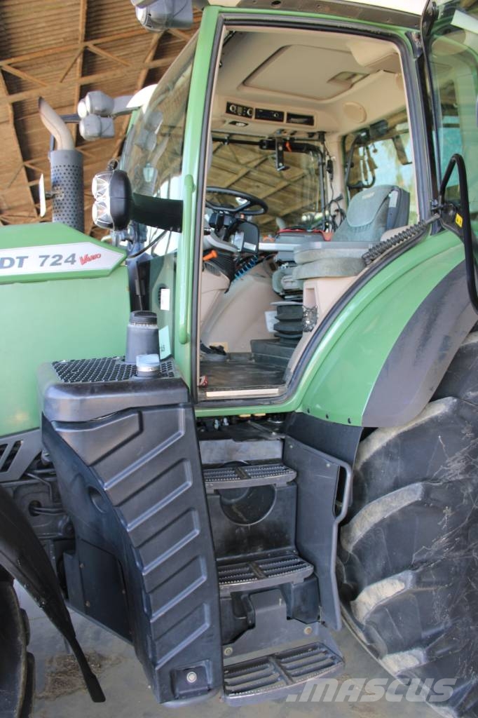 Fendt 724 Vario Tractors