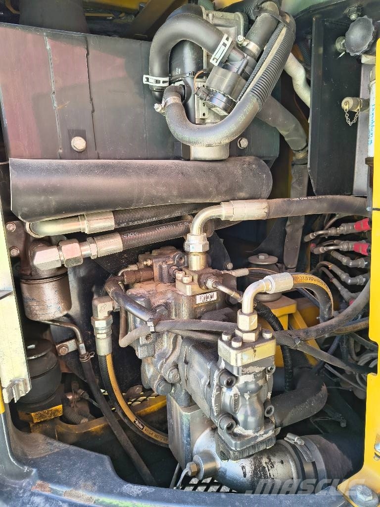 Komatsu PC 118 MR-8 حفارات زحافة