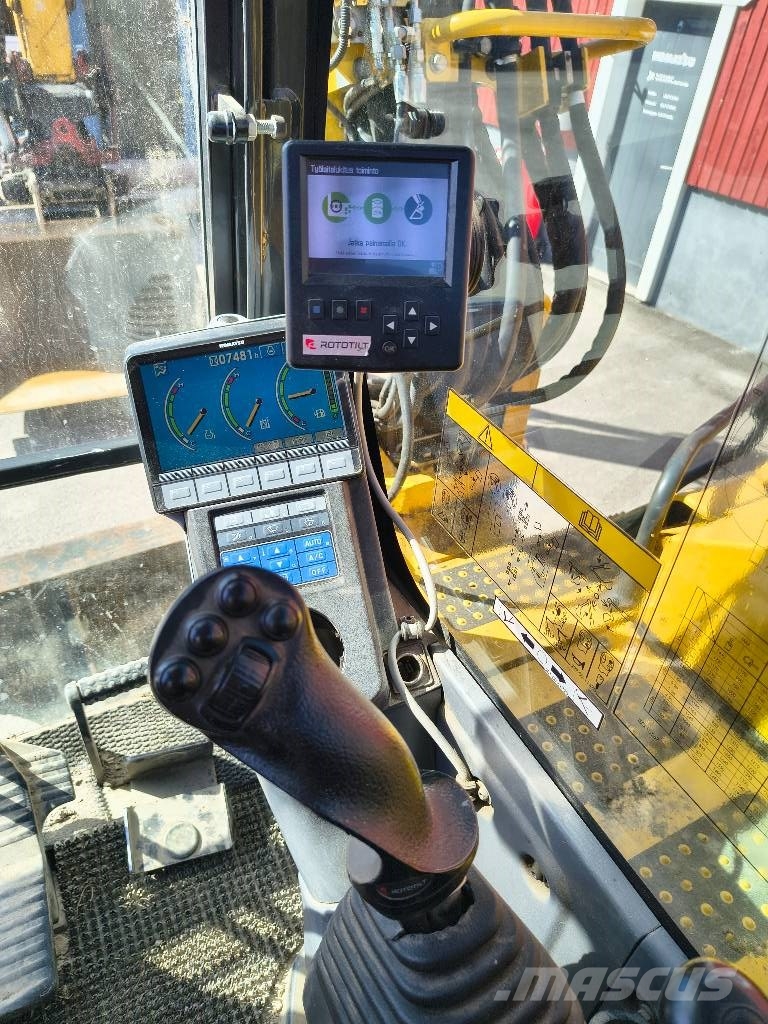 Komatsu PC 118 MR-8 حفارات زحافة