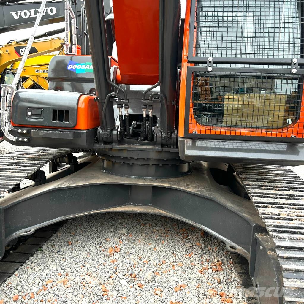 Doosan 300LC-9C Pásové rýpadlá