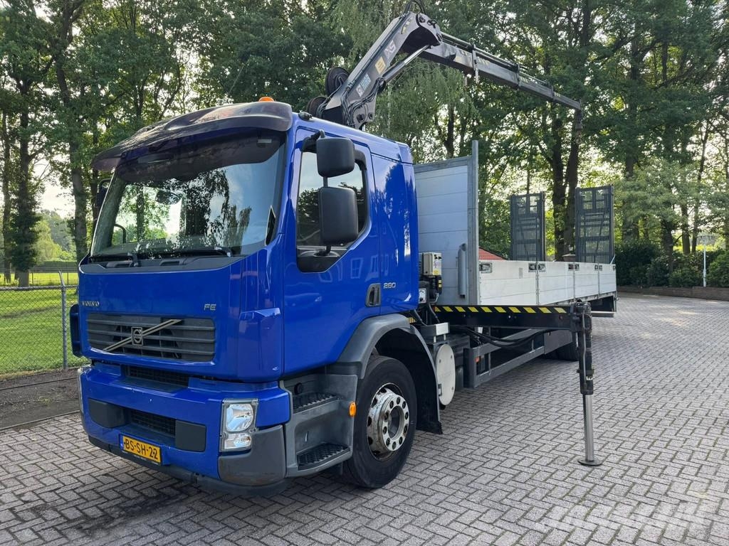 Volvo FE 240 HIAB 111B-3 DUO machinetransporter + kraan All-Terrain-Krane