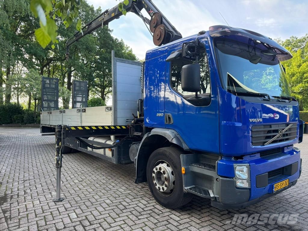 Volvo FE 240 HIAB 111B-3 DUO machinetransporter + kraan All-Terrain-Krane
