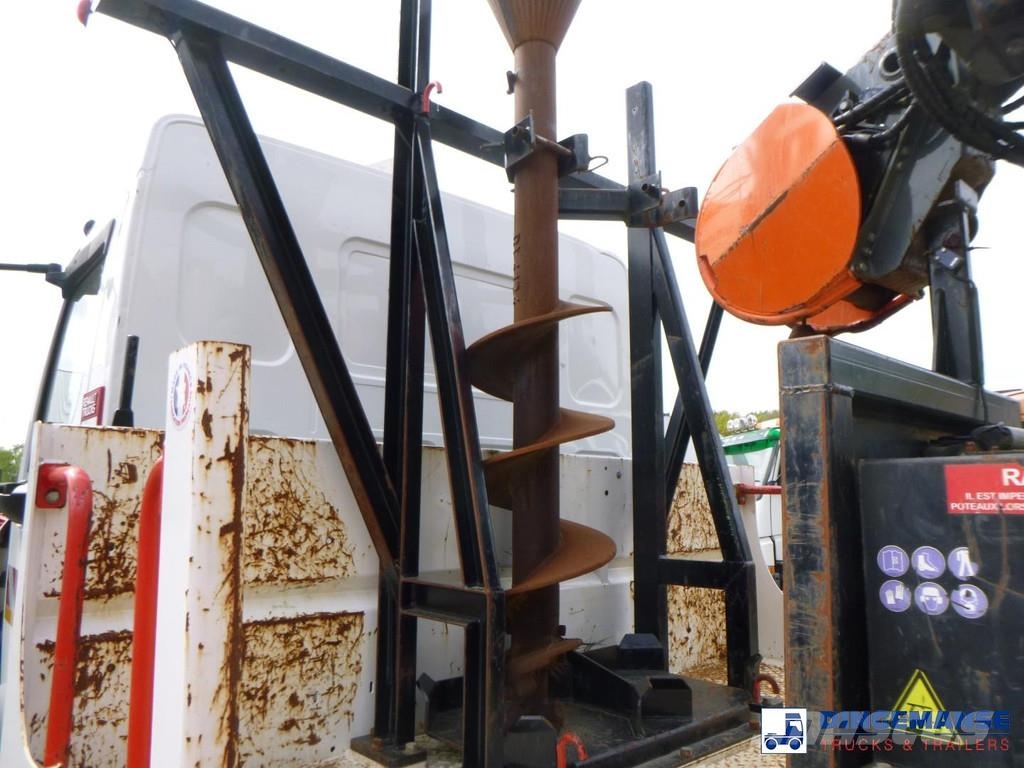 Renault D 240 DTI 4x2 + Risa G2T drilling installation Overfladeboreudstyr / Borerigge