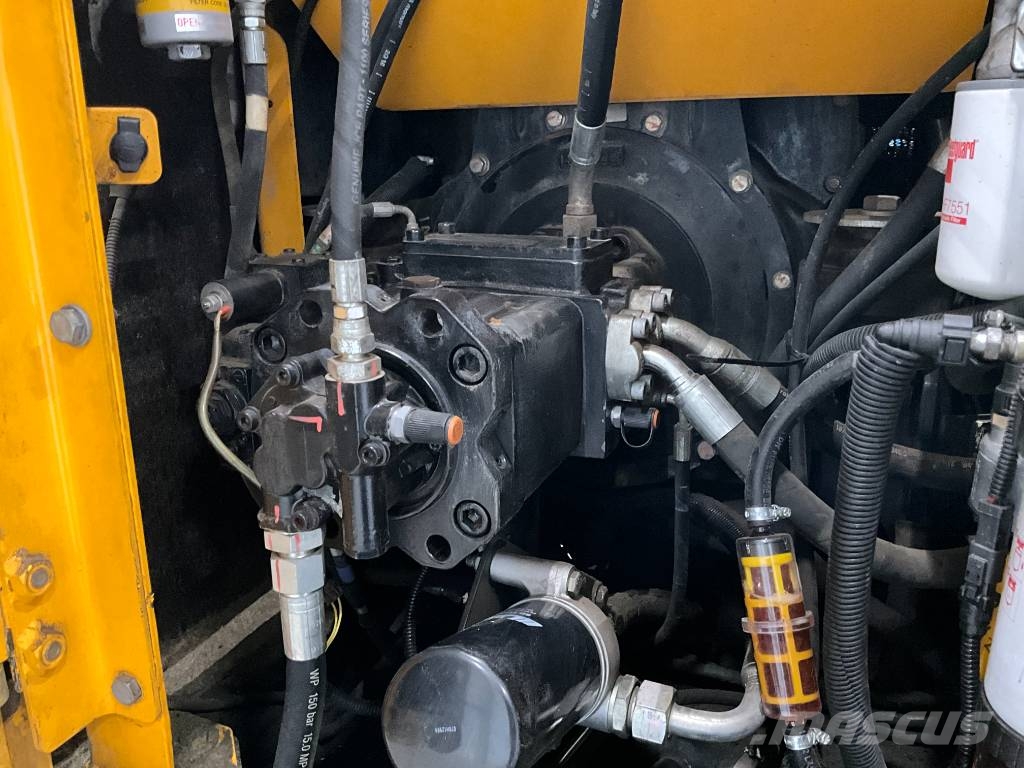 JCB JS 131 LC Paletli ekskavatörler