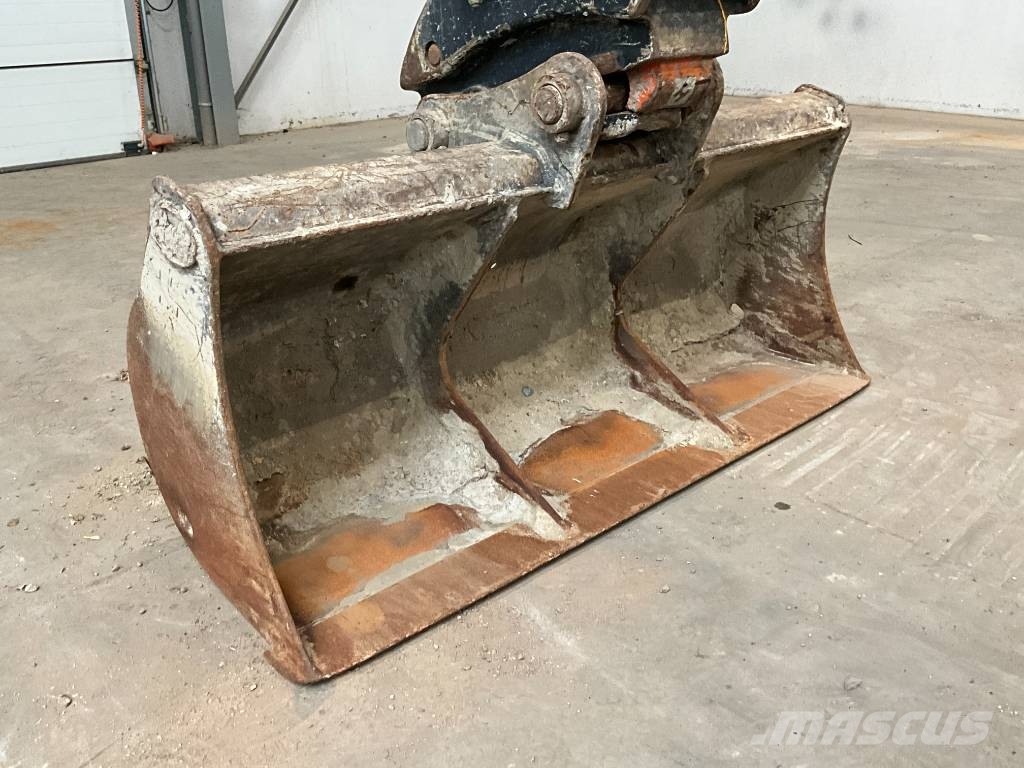 JCB JS 131 LC Paletli ekskavatörler