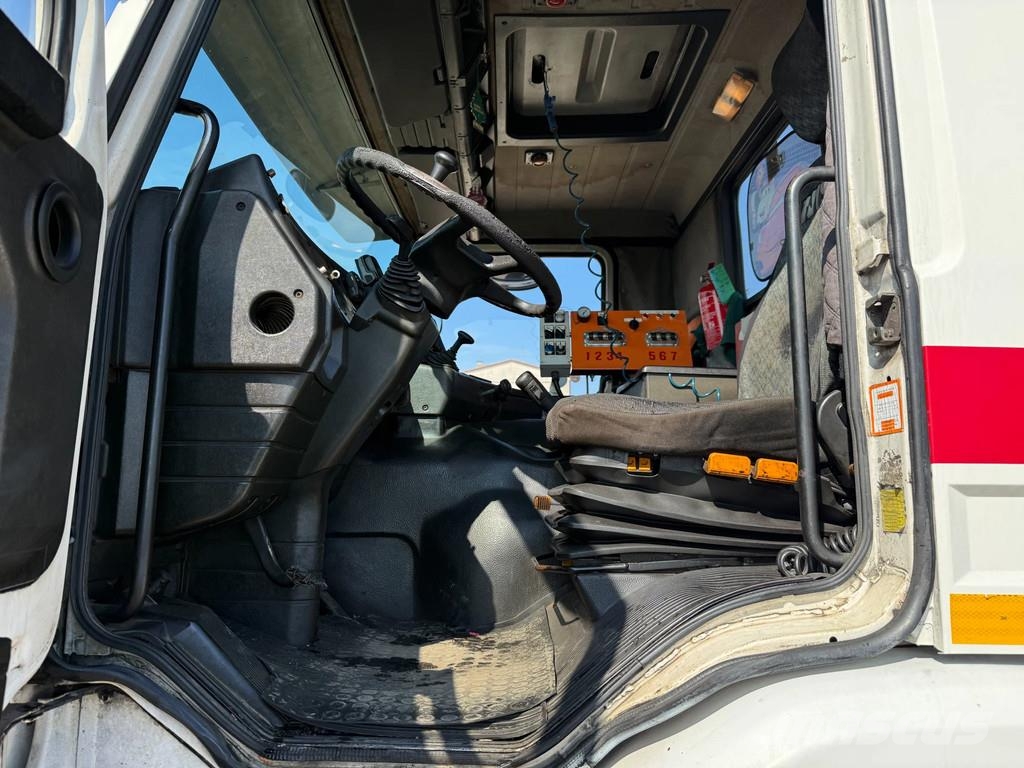 Scania P 93.220 Bitumen-Tank mit Asfaltstreuer Camiones cisternas