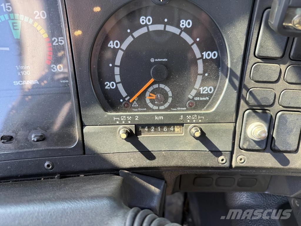 Scania P 93.220 Bitumen-Tank mit Asfaltstreuer Camiones cisternas