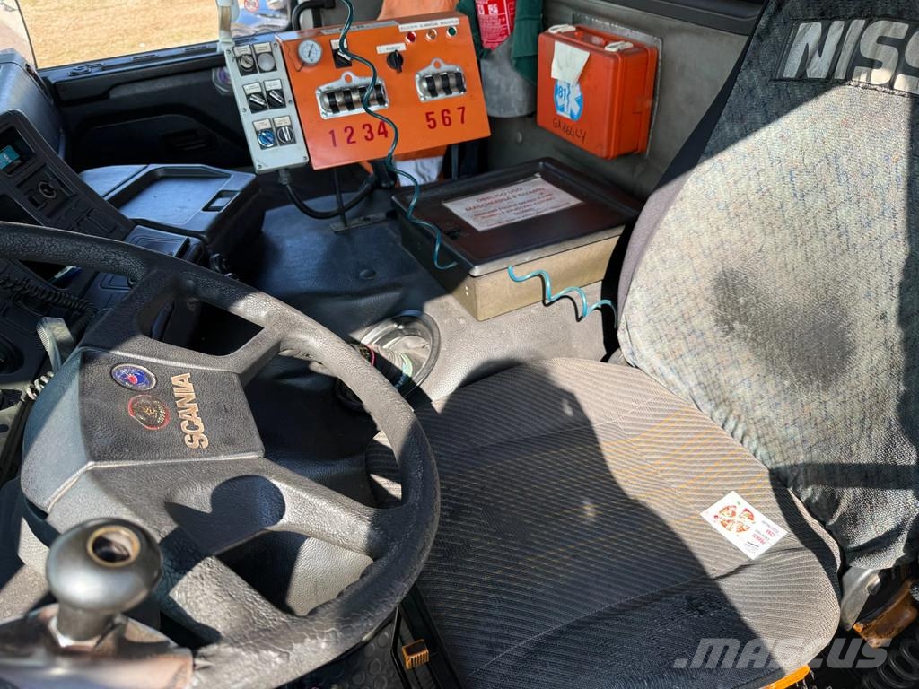 Scania P 93.220 Bitumen-Tank mit Asfaltstreuer Camiones cisternas