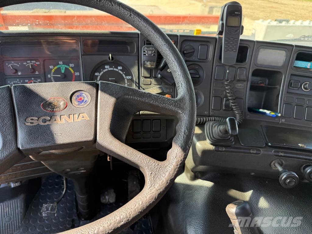 Scania P 93.220 Bitumen-Tank mit Asfaltstreuer Camiones cisternas