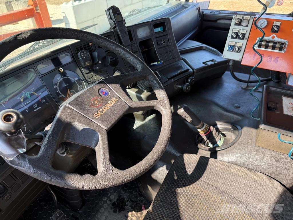 Scania P 93.220 Bitumen-Tank mit Asfaltstreuer Camiones cisternas