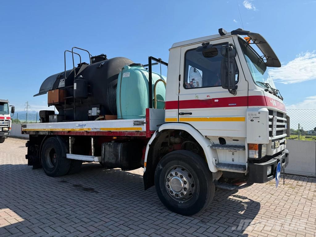 Scania P 93.220 Bitumen-Tank mit Asfaltstreuer Camiones cisternas