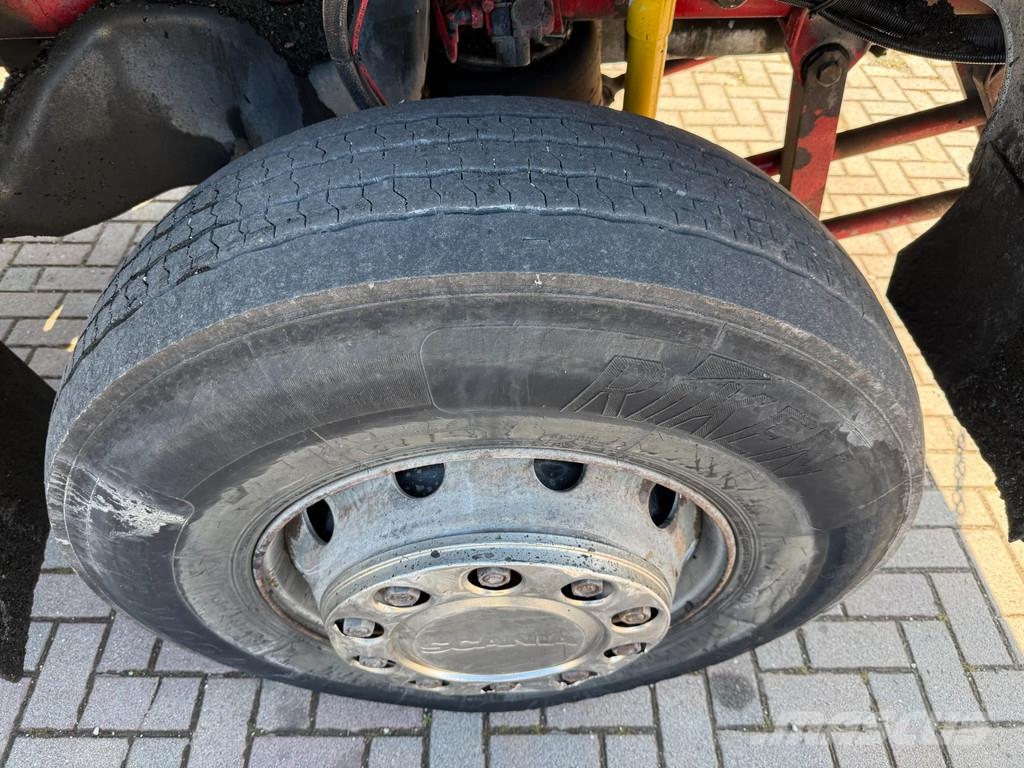 Scania P 93.220 Bitumen-Tank mit Asfaltstreuer Camiones cisternas