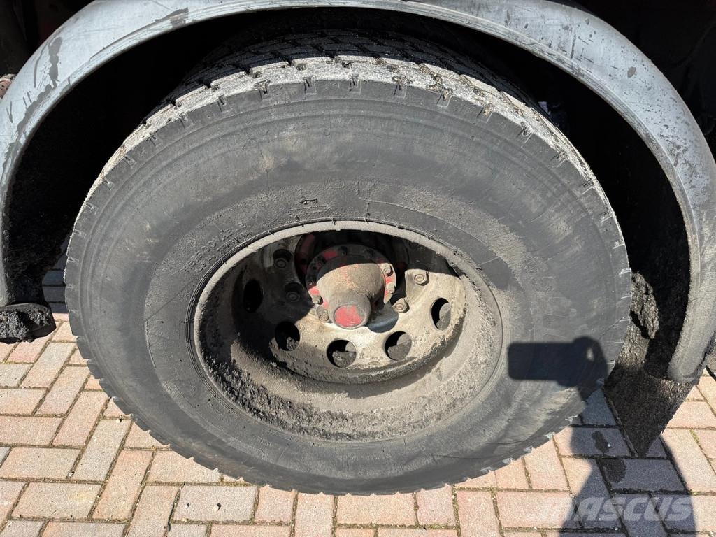 Scania P 93.220 Bitumen-Tank mit Asfaltstreuer Camiones cisternas