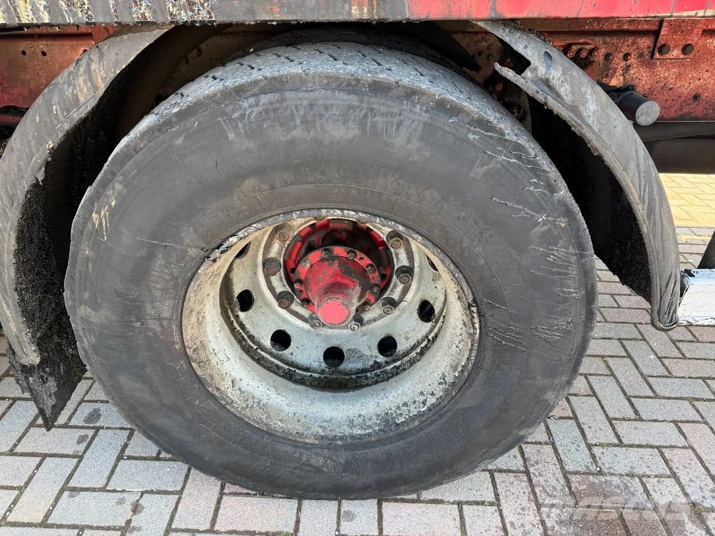 Scania P 93.220 Bitumen-Tank mit Asfaltstreuer Camiones cisternas