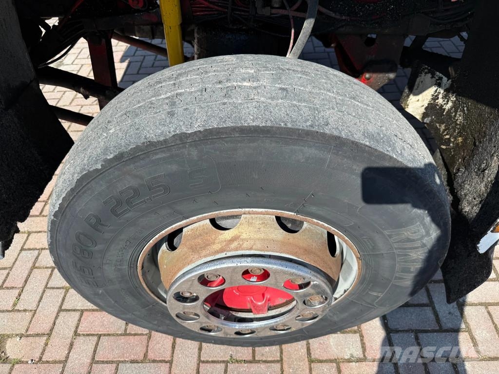 Scania P 93.220 Bitumen-Tank mit Asfaltstreuer Camiones cisternas