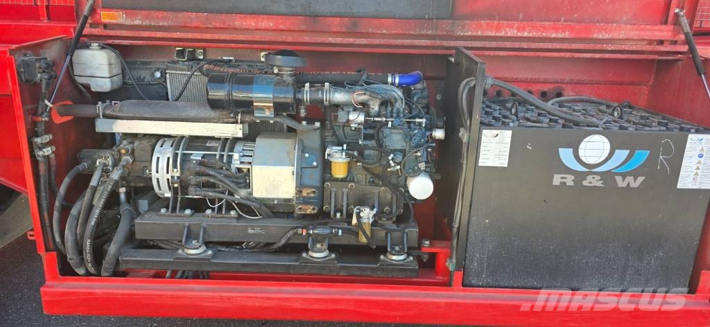 Holland Lift Combistar M-250HYL25 4WD/P/N Škaraste platforme