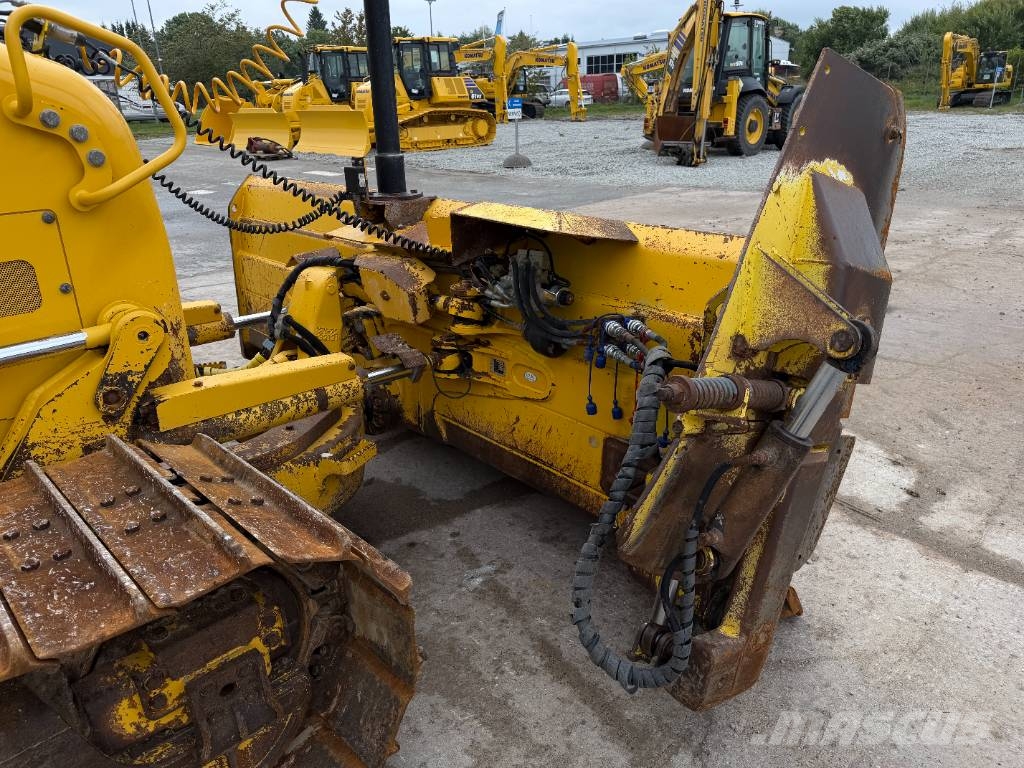 Komatsu D51PX-24 بلدوزرات مجنزرة