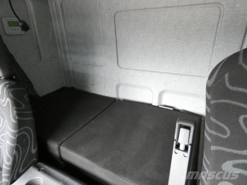 Iveco 180E 28 Camiones con caja de remolque