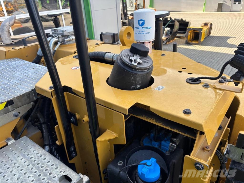 CAT M317 Escavatori gommati