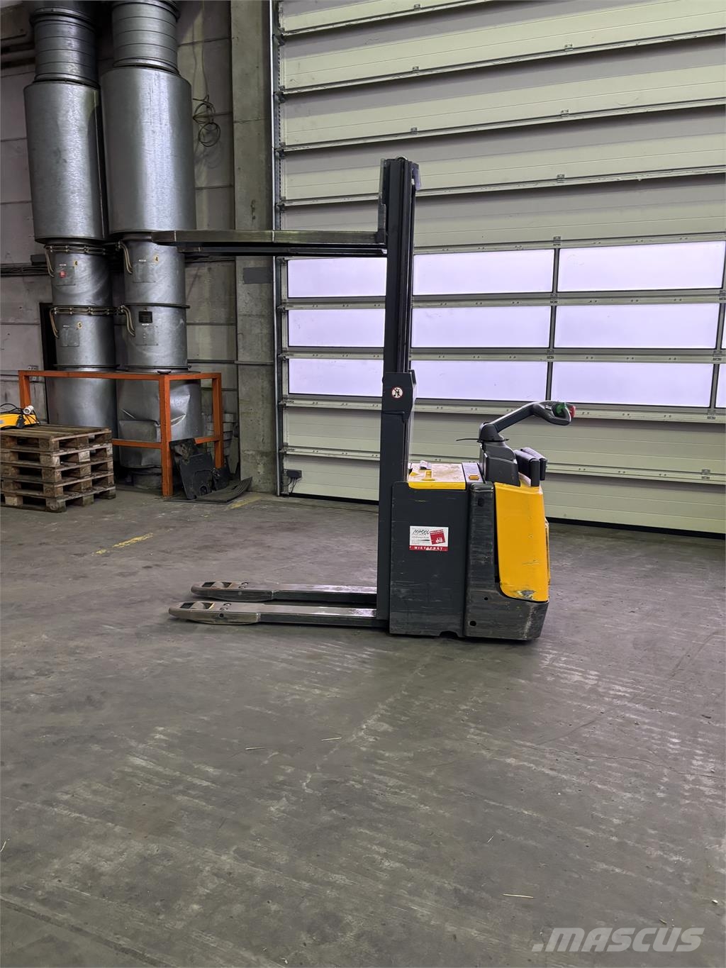 Jungheinrich ERD 220 Stand-in stackers